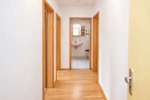 Charmante 3-Zimmer-Dachterrassenwohnung mit Stellplatz in München-Bogenhausen – Spilhofstraße 10, 81927 Oberföhring, München – Vorschaubild 5