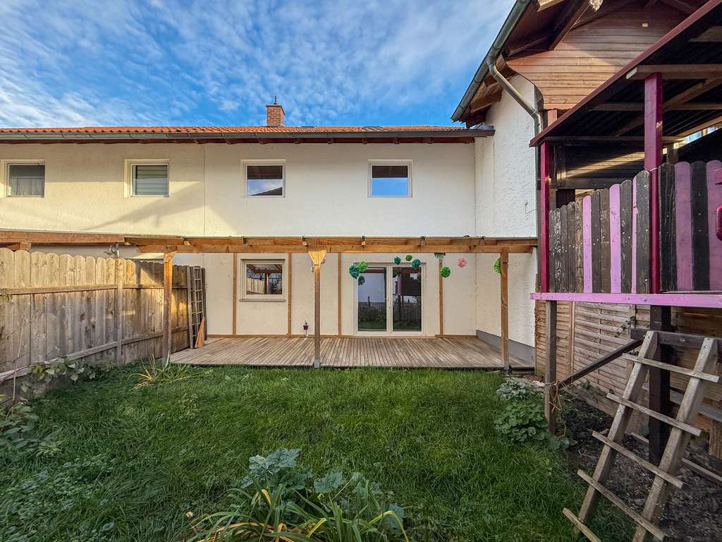 Immobilie in Großkarolinenfeld - Modernisiertes Reihenhaus mit Bergblick & Westgarten – Familienidyll in Großkarolinenfeld - Bild 0