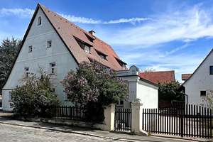 Großes Potenzial! Leerstehendes Wohn- und Geschäftshaus  in Nürnberg-Buch
