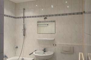 Helle, und ruhige, 2-Zimmer-Altbauwohnung mit sep. Wohnküche mit EBK in München-Lehel – Gewürzmühlstraße 1, 80538 Lehel, München – Vorschaubild 15