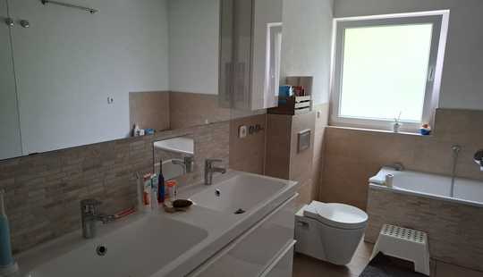 Bild von Energieeffizientes Split-Level-Reihenhaus mit Kamin & Garten – Ideal für Familien!"