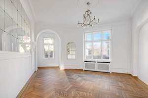 Historische Stadtvilla mit 13 Zimmern, Gästewohnung, Lift und 5 Stellplätzen in nobler Toplage