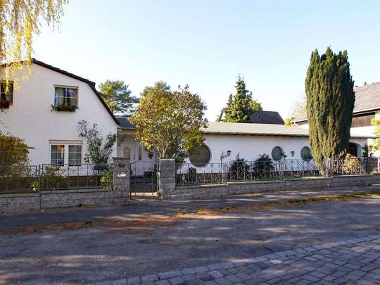 Einladendes Wohnhaus mit großer Schwimmhalle - Bild 2