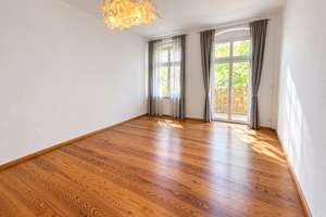 Charmante Altbauwohnung am Hausotterplatz – Balkon, Dielen & leerstehend