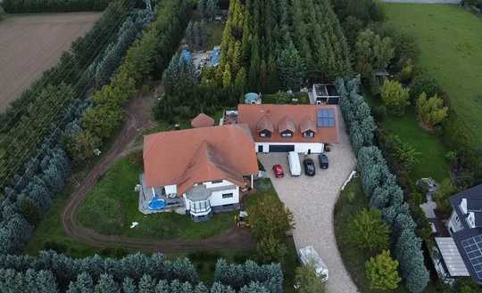 Einfamilienhaus mit Betriebsgebäude und großem Grundstück – Wohnen und Arbeiten unter einem Dach