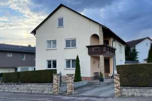 Geräumiges Zweifamilienhaus mit zwei Garagen und großem Grundstück in Burglengenfeld – Die vollständige Adresse der Immobilie erhältst du vom Anbieter., 93133 Burglengenfeld – Vorschaubild 1