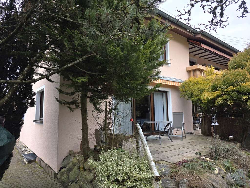 Immobilie in Deggenhausertal - Attraktives Mehrfamilienhaus mit 2 großen Wohnungen, Nebengebäude, XL-Garagen und großem Grundstück - Bild 3