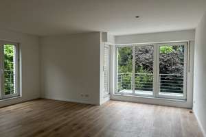 lichtdurchflutete, frisch sanierte 1-Zimmer-Wohnung mit Balkon in Köln-Buchheim