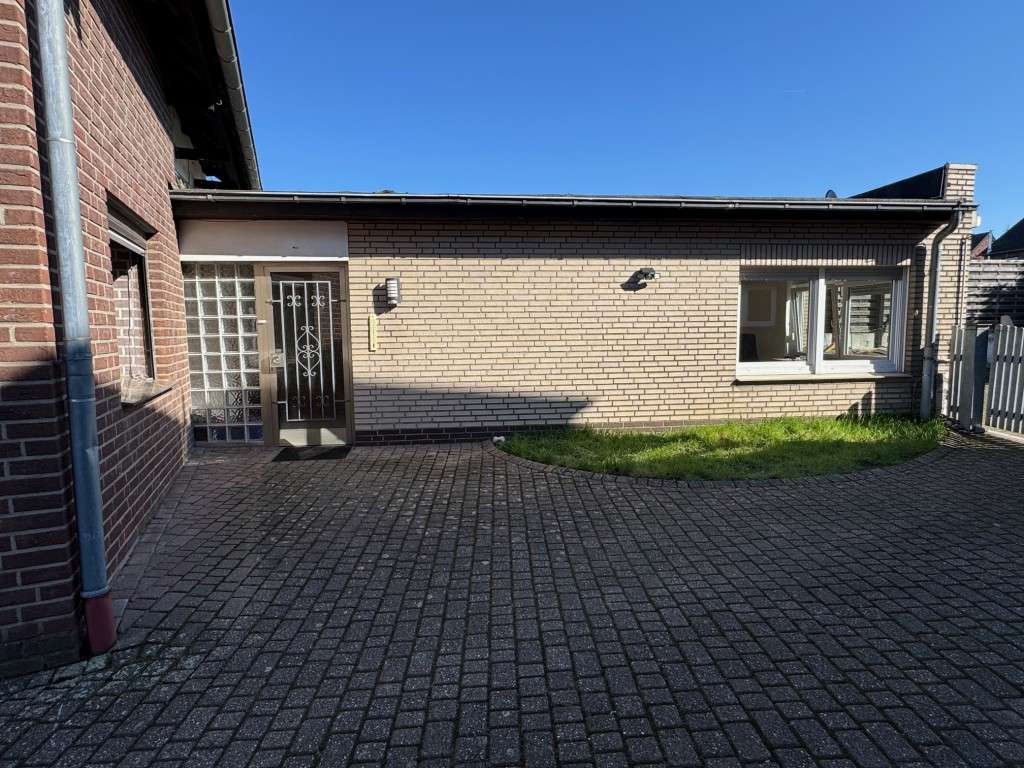 Immobilie in Grevenbroich - Gut aufgeteiltes Einfamilienhaus m. Stellplatz u. großem Garten - Bild 3