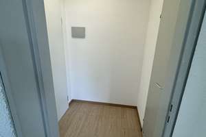 Helle, renovierte und teilsanierte 1-Zimmer-Wohnung mit Miniküche in Frankfurt-Oberrad zu vermieten – 60599 Oberrad, Frankfurt am Main – Vorschaubild 4