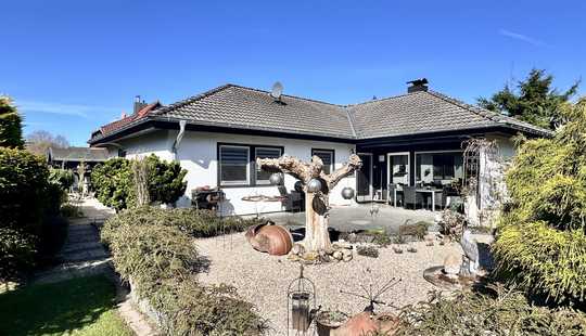 Bild von Gepflegter Walmdachbungalow mit traumhaft angelegtem Gartengrund in Bad Zwischenahn- Petersfehn I