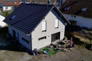 Modernes und energieeffizientes Einfamilienhaus mit großzügigem Grundstück in ruhiger Wohnlage – Die vollständige Adresse der Immobilie erhältst du vom Anbieter., 73547 Lorch – Vorschaubild 1