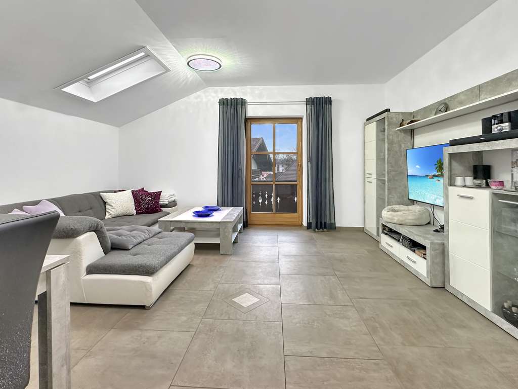 Immobilie in Raubling - Gepflegte 3-Zi.-Dachgeschosswohnung mit Balkon, Bergblick und EBK in Raubling - Bild 0