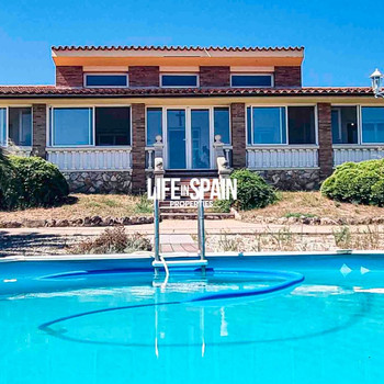 Villa mit Wasser, Strom und Pool