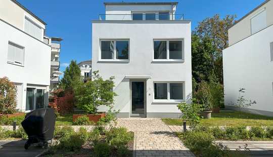 Bild von Elegantes freistehendes Einfamilienhaus mit Dachterrasse, Garten u. Tiefgarage - Neubau bezugsfertig