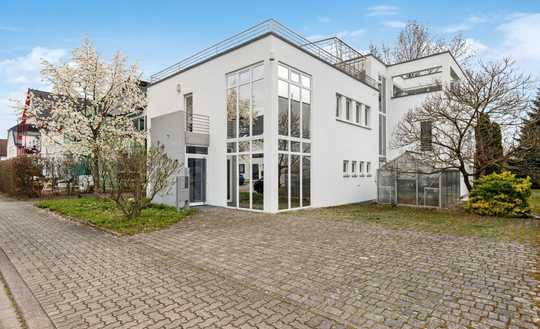 Provisionsfrei – Familienfreundliche Immobilie im Bauhaus-Stil mit gut vermietbarem Büro