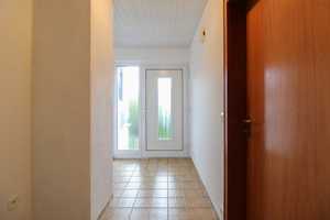 Wohnen auf einer Ebene: Bungalow mit Garten, Keller, Zwei Garagen und Freistellplatz – Zollernalbkreis – Vorschaubild 4