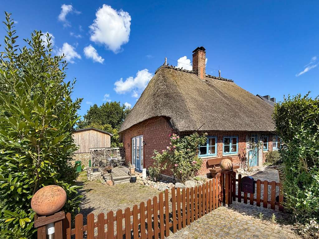 Immobilie in Dörphof - Charmantes Reetdachhaus in ruhiger und ostseenaher Lage - Bild 0