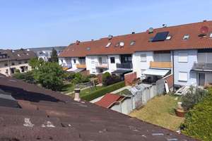 KILIAN IMMOBILIEN! REIHENENDHAUS MIT 108 M² + 309 M² GRUND IN ROTH! EBK * KELLER *KACHELOFEN *GARAGE – Die vollständige Adresse der Immobilie erhältst du vom Anbieter., 91154 Roth – Vorschaubild 108