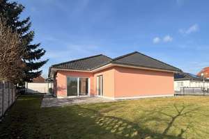 Einziehen und genießen! Stilvoller Wohlfühl- Bungalow mit Sonnenterrasse, Garten und Energieklasse A – Bachstraße 6b, 6766 Bitterfeld-Wolfen – Vorschaubild 1