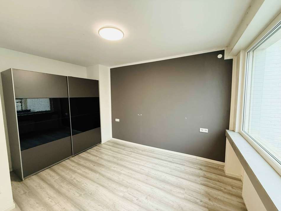 Schlafzimmer mit Zugang zum Ba