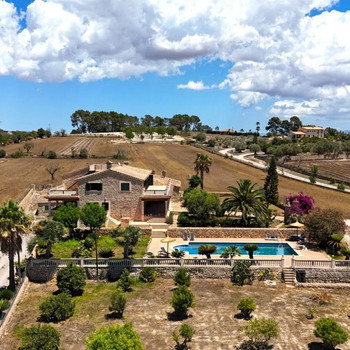 Willkommen auf diesem rustikalen, freistehenden Traumfinca im mallorquinischen Stil. Das majestätisc