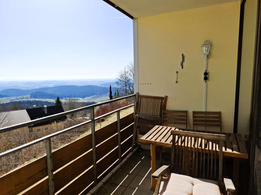 Immobilie in Freyung - Bezaubernde, möblierte 2-Zi.-Whg, mit Balkon und traumhafter Aussicht am Geyersberg - Bild 4