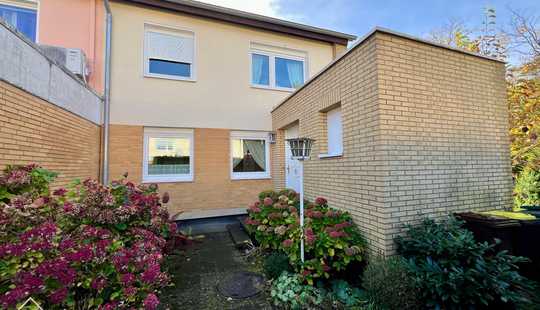 Bild von Modernisiertes Reihenendhaus mit Garage und sonnigem Garten