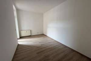 Große Drei-Raum-Wohnung mit Balkon in zentraler Lage - Zwickau  – Bahnhofstraße 60, 8056 Mitte-West, Zwickau – Vorschaubild 2