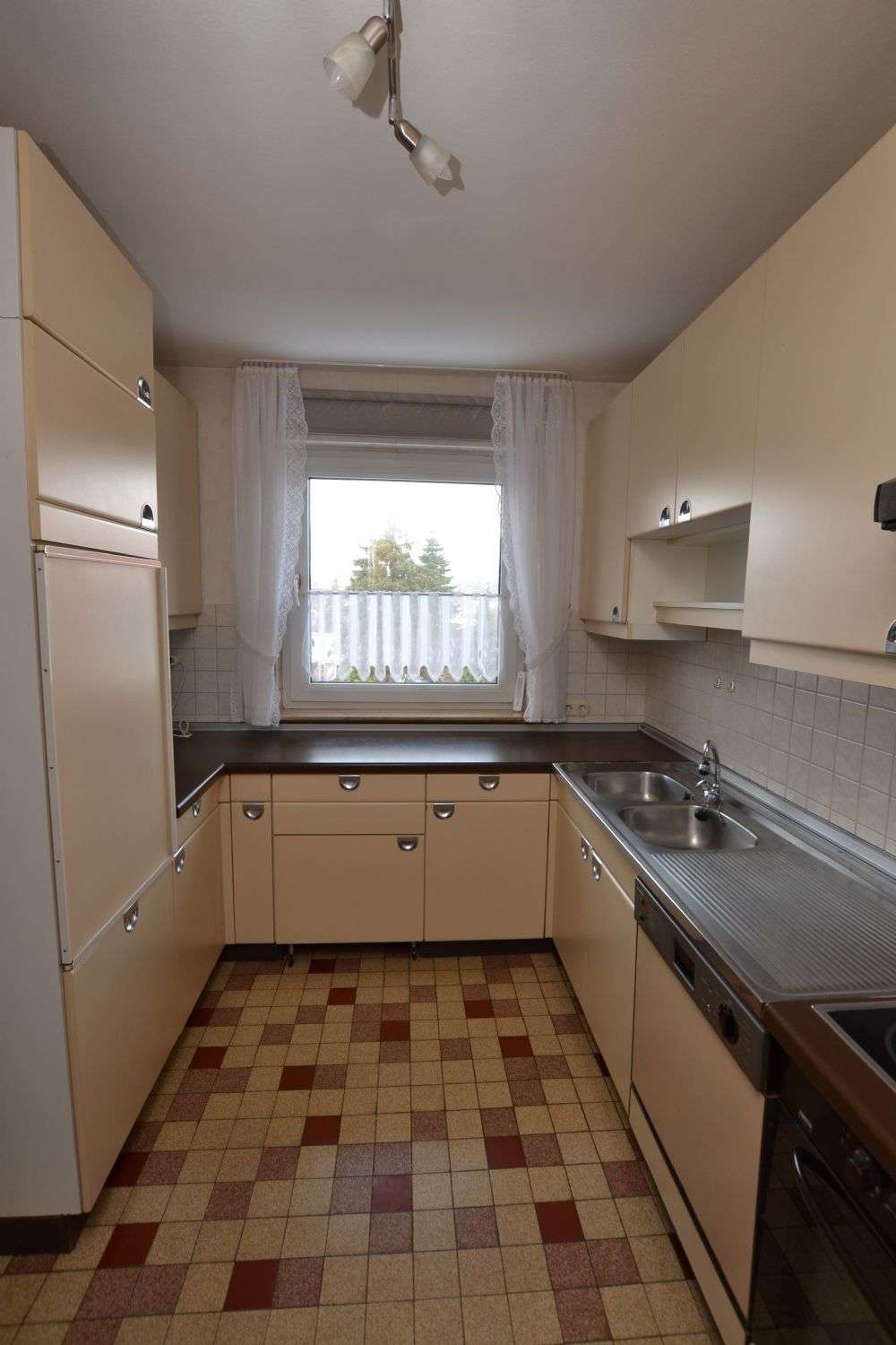 Immobilie in Eschershausen - Zweifamilienhaus in 37632 Eschershausen mit Möglichkeit zur Mischnutzung Wohnen/Büro/Praxis! - Bild 1