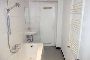EXKLUSIV NÄHE BILKER ARCADEN MODERN MIT BALKON WANNENBAD EINBAUKÜCHE MÖGL. LAMINAT 3. ETAGE / AUFZUG – Brunnenstr. 20, 40223 Bilk, Düsseldorf – Vorschaubild 7