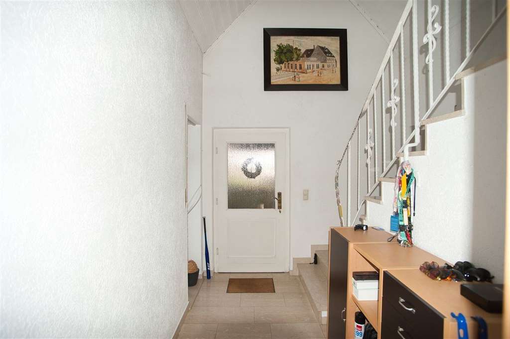 Immobilie in Dinkelscherben - Charmantes Einfamilienhaus mit großem Garten, Kamin & zwei Terrassen - Bild 3