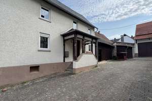 Kleiner Bauernhof mit Stallungen, Innenhof, Garten und modernisiertem Wohnhaus – Die vollständige Adresse der Immobilie erhältst du vom Anbieter., 35606 Solms – Vorschaubild 2