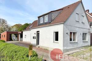 Wohnhaus + Garage | 2 Wohnungen für Familie, WG, Wohnen/Arbeit, Vermietung oder Einfamlienhaus-Umbau – Die vollständige Adresse der Immobilie erhältst du vom Anbieter., 26409 Wittmund – Vorschaubild 1