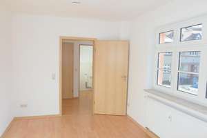 Kleine, hübsche 2-Zimmer-Wohnung mit offener Küche, Laminatboden und Bad mit Dusche