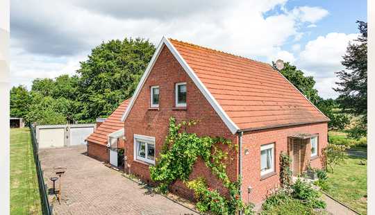 Bild von Solides Zweifamilienhaus mit Garage – Platz, Komfort und Perspektive