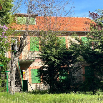 Zwei schöne, alte, freistehende Villen mit 406 m² und 63 m² Wohnfläche auf einem 710 m² großen Grund
