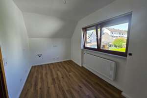 Großzügige 4-Zimmer-Dachgeschosswohnung mit Balkon und Gartennutzung in Koblenz-Asterstein – Die vollständige Adresse der Immobilie erhältst du vom Anbieter., 56077 Asterstein, Koblenz – Vorschaubild 6