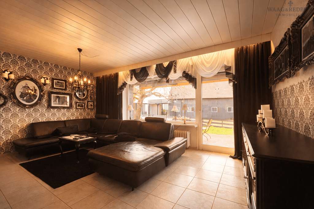 Immobilie in Hilpoltstein - Großzügiges Wohnen auf drei Ebenen mit großem Grundstück - Bild 1