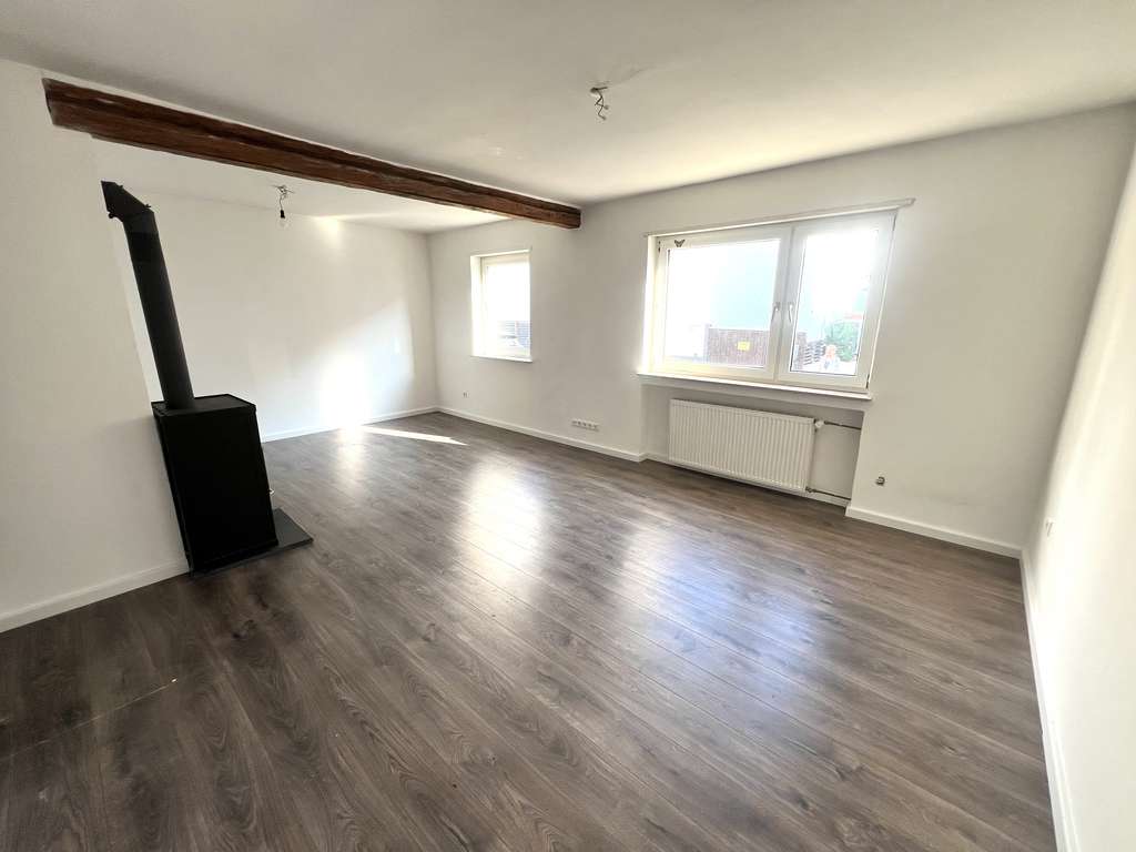 Immobilie in Maxdorf - Charmante, renovierte 2 Zimmer-Wohnung mit Garage in Zentraler Lage von Maxdorf - Bild 1