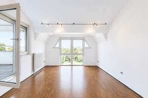 Großzügige Dachgeschosswohnung mit Loggia und Aufzug