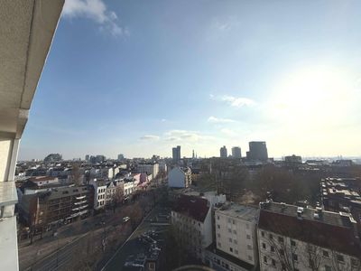 Modernisierter Auftritt mit Weitblick über die Stadt und den Hafen