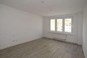 Großer Balkon... frisch renoviert... neuer Vinylbelag... – Zschopauer Straße 58B, 9111 Zentrum, Chemnitz – Vorschaubild 3