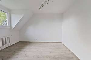 *1 NKM FREI* Gemütliche 2-Zimmer-Dachgeschosswohnung mit großer Küche und Wannenbad – Degenstraße 13, 42651 Solingen-Mitte, Solingen – Vorschaubild 3