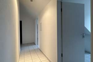 2 Zimmer Dachgeschosswohnung mit ruhigem Westbalkon und Blick ins Grüne – Hansjakobstraße 107b, 81825 Josephsburg, München – Vorschaubild 3