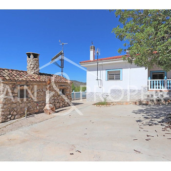 Chalet zum Verkauf auf rustikalem Grundstück in Llombai, Valencia.
