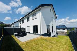 Moderne Doppelhaushälfte mit KfW-55-Standard, großzügigem Raumangebot und stilvollem Wohnkomfort! – Die vollständige Adresse der Immobilie erhältst du vom Anbieter., 33699 Stieghorst, Bielefeld – Vorschaubild 1