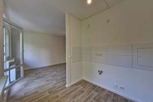 ** AB SOFORT ** - frisch renovierte 1-Zimmer-Wohnung mit Balkon und Dusche! – Ringstraße 211, 4209 Grünau-Mitte, Leipzig – Vorschaubild 3