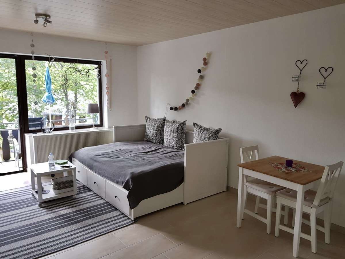 Immobilie in Winterberg - Elkeringhausen: Ferienwohnung mit Balkon, Stellplatz und Nähe zum Skigebiet Winterberg - Bild 1