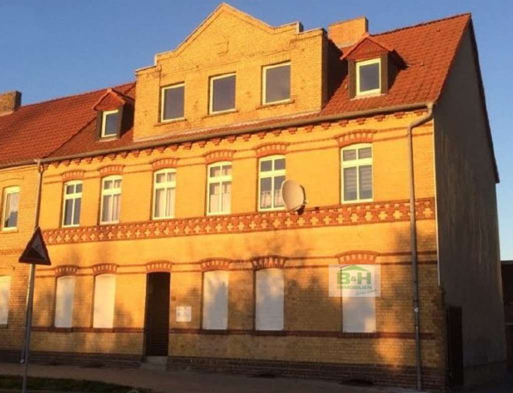 Immobilie in Bitterfeld-Wolfen - Mehrfamilienhaus mit eigener Zufahrt, Garage & Stellplätzen – attraktives Renditeobjekt in Bitterfel - Bild 3